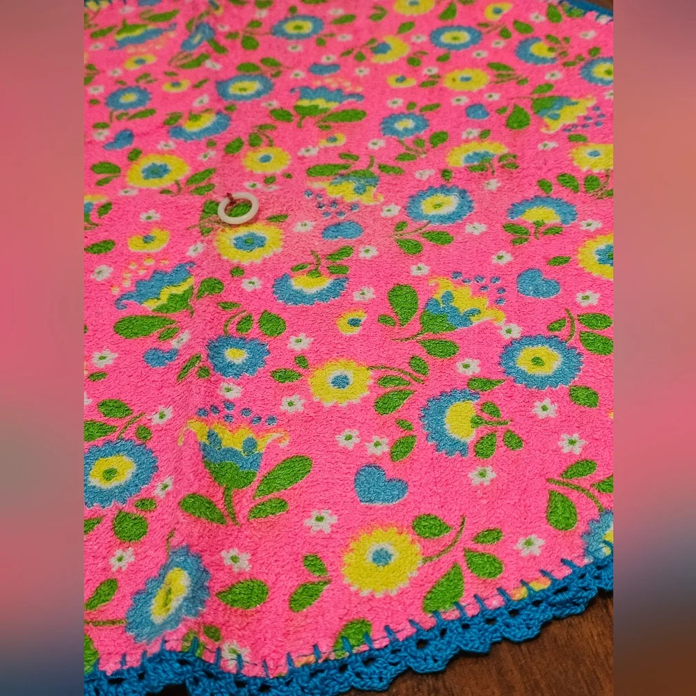 Vintage 70s Retro Floral Funky Round Hand Towel Crochet Edge Handmade